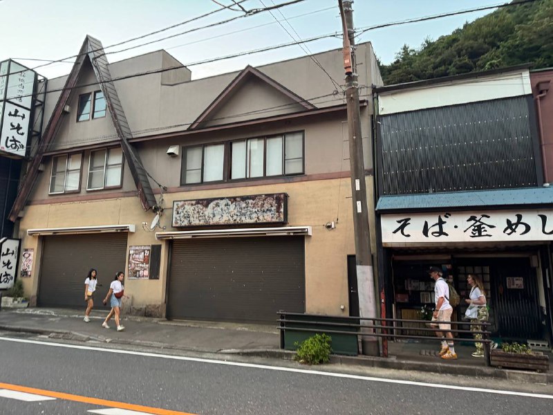 5:30本想车站街上找晚饭吃，结果基本都关门了5:30本想车站街上找晚饭吃，结果基本都关门了