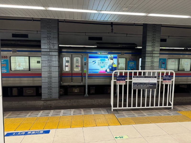 前往上野站，出发成田机场车票买多了一站，我们只要坐到T2T3，票买到了下一站T1，小贵几十日元前往上野站，出发成田机场车票买多了一站，我们只要坐到T2T3，票买到了下一站T1，小贵几十日元