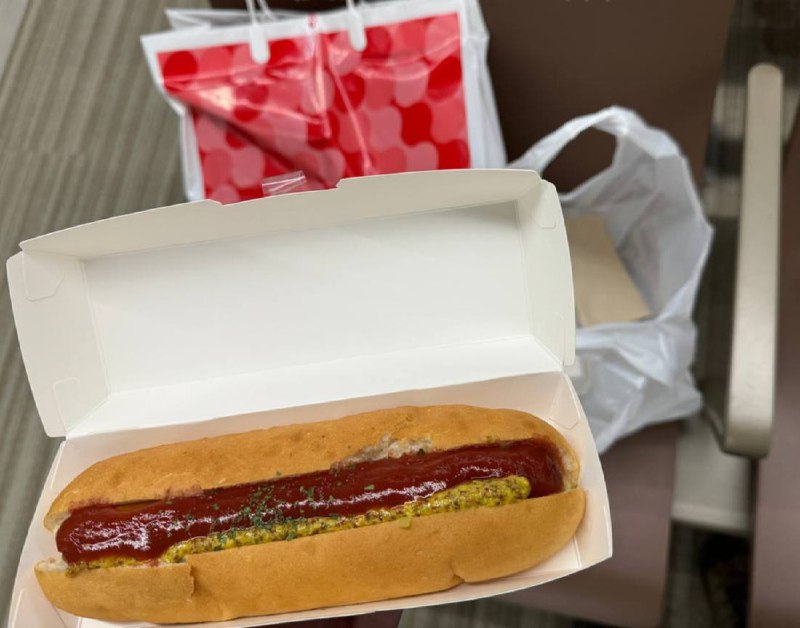 登机时间要来不及了，买了一个hot dog一个cheese dog当晚饭机场免税店化妆品销售应该是东南亚人，我稀烂的英语她听不懂，她的我更听不懂一点登机时间要来不及了，买了一个hot dog一个cheese dog当晚饭机场免税店化妆品销售应该是东南亚人，我稀烂的英语她听不懂，她的我更听不懂一点