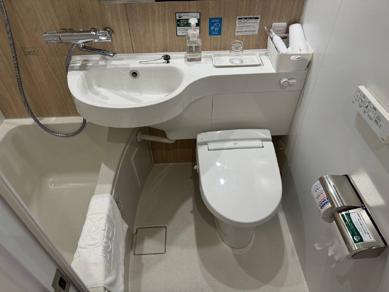 R&B上野広小路房间，床边是消防进入口R&B上野広小路房间，床边是消防进入口