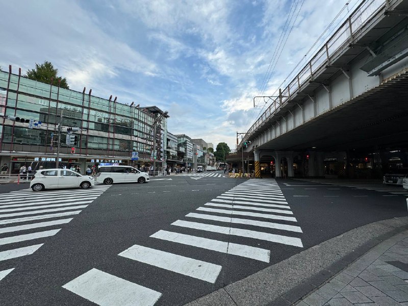 前往上野站，出发成田机场车票买多了一站，我们只要坐到T2T3，票买到了下一站T1，小贵几十日元前往上野站，出发成田机场车票买多了一站，我们只要坐到T2T3，票买到了下一站T1，小贵几十日元