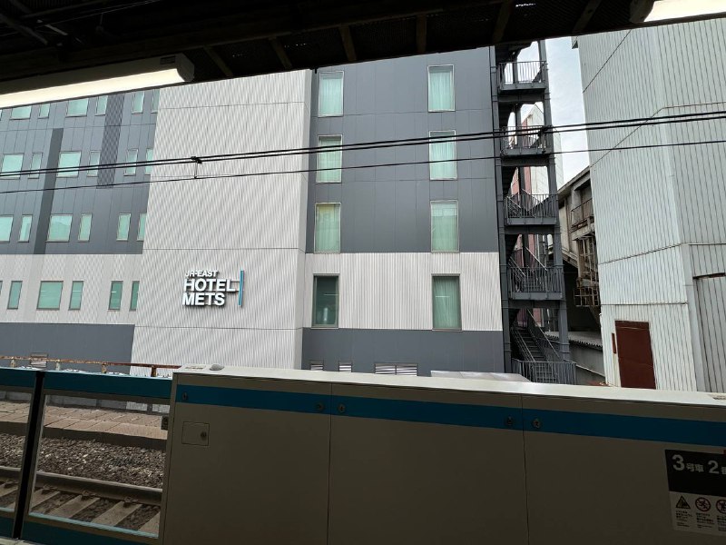 前往上野站，出发成田机场车票买多了一站，我们只要坐到T2T3，票买到了下一站T1，小贵几十日元前往上野站，出发成田机场车票买多了一站，我们只要坐到T2T3，票买到了下一站T1，小贵几十日元