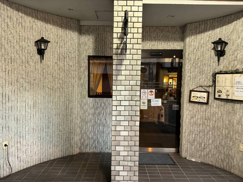 5:30本想车站街上找晚饭吃，结果基本都关门了5:30本想车站街上找晚饭吃，结果基本都关门了