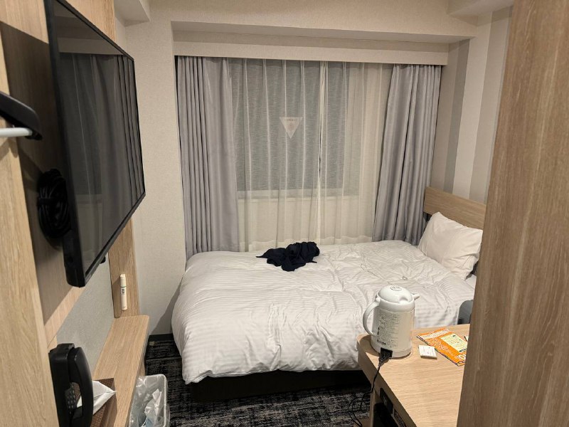 R&B上野広小路房间，床边是消防进入口R&B上野広小路房间，床边是消防进入口