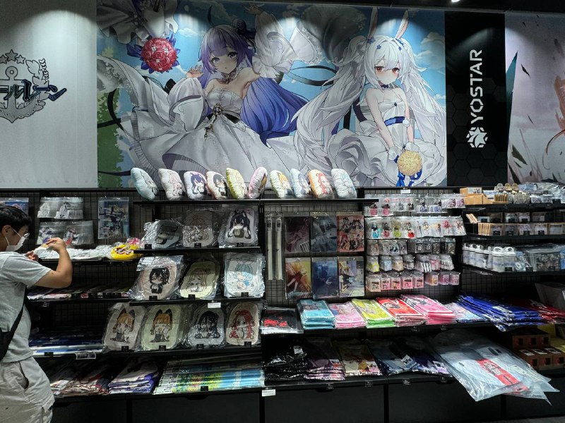 Yostar official store，秋叶原站出站就是Yostar official store，秋叶原站出站就是