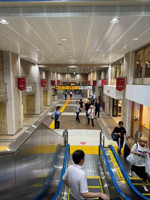 前往上野站，出发成田机场车票买多了一站，我们只要坐到T2T3，票买到了下一站T1，小贵几十日元前往上野站，出发成田机场车票买多了一站，我们只要坐到T2T3，票买到了下一站T1，小贵几十日元