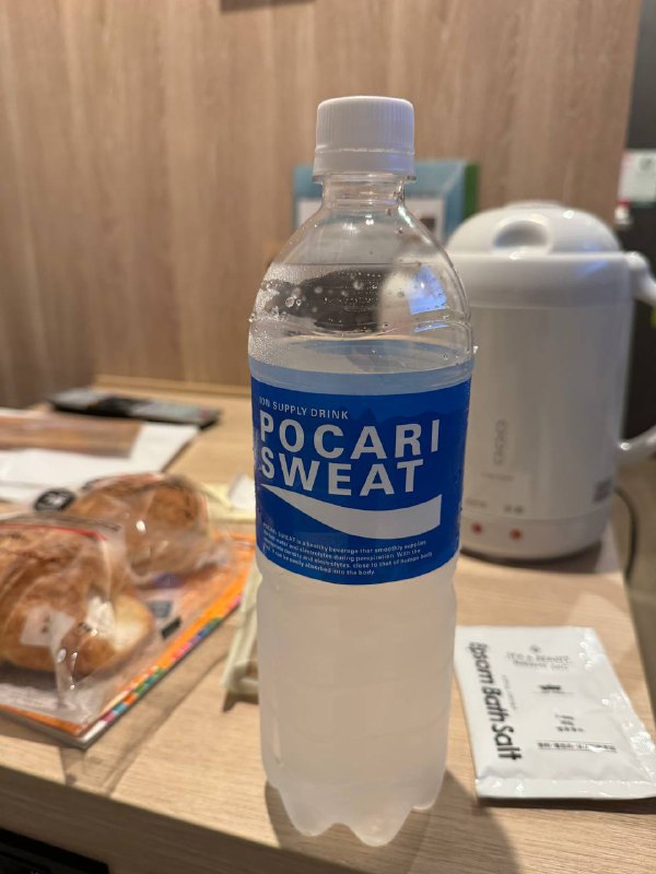 晚上回旅馆前又去了趟罗森，换两种面包试试晚上回旅馆前又去了趟罗森，换两种面包试试