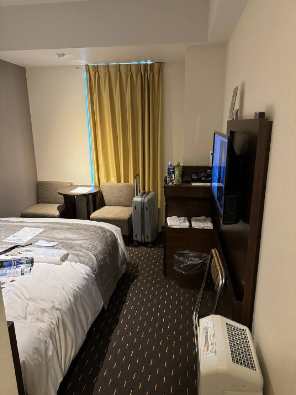 Akihabara Washington Hotel前台有两人，一个日本人一个大概率印度人