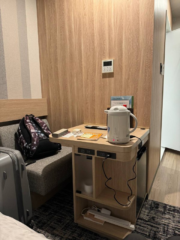 R&B上野広小路房间，床边是消防进入口R&B上野広小路房间，床边是消防进入口