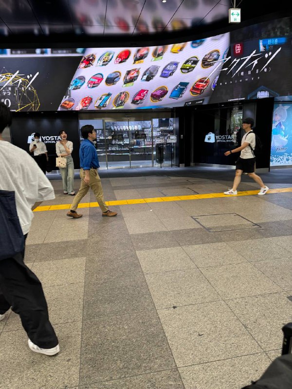 Yostar official store，秋叶原站出站就是Yostar official store，秋叶原站出站就是