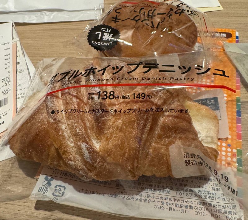 晚上回旅馆前又去了趟罗森，换两种面包试试晚上回旅馆前又去了趟罗森，换两种面包试试