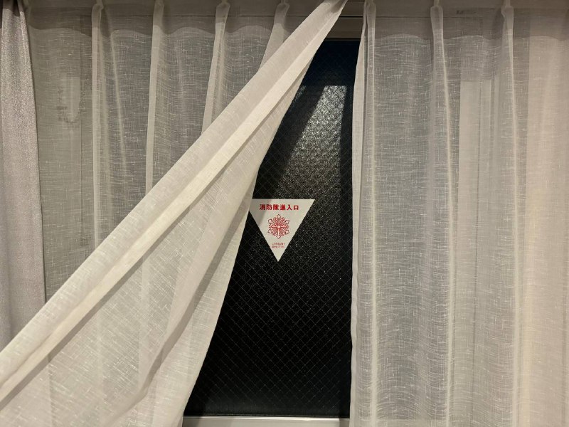 R&B上野広小路房间，床边是消防进入口R&B上野広小路房间，床边是消防进入口