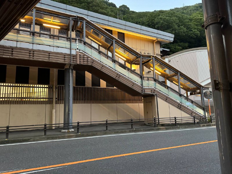 5:30本想车站街上找晚饭吃，结果基本都关门了5:30本想车站街上找晚饭吃，结果基本都关门了