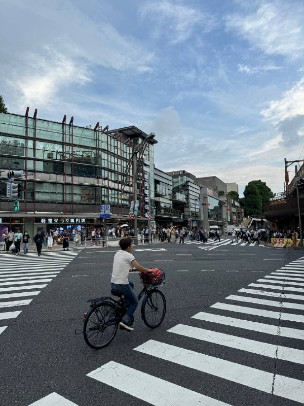 前往上野站，出发成田机场车票买多了一站，我们只要坐到T2T3，票买到了下一站T1，小贵几十日元前往上野站，出发成田机场车票买多了一站，我们只要坐到T2T3，票买到了下一站T1，小贵几十日元