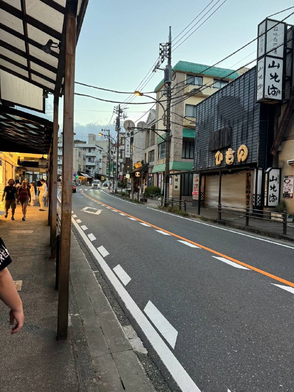 5:30本想车站街上找晚饭吃，结果基本都关门了5:30本想车站街上找晚饭吃，结果基本都关门了