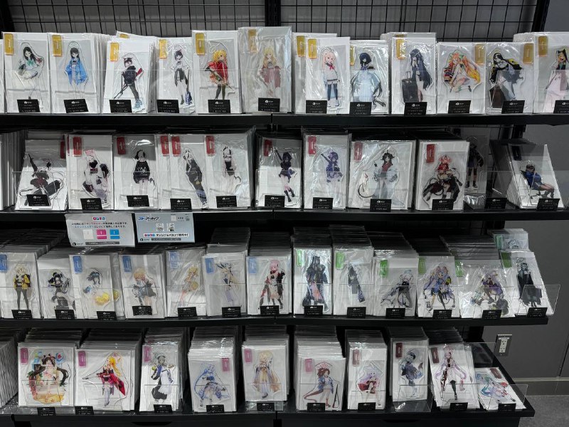 Yostar official store，秋叶原站出站就是Yostar official store，秋叶原站出站就是