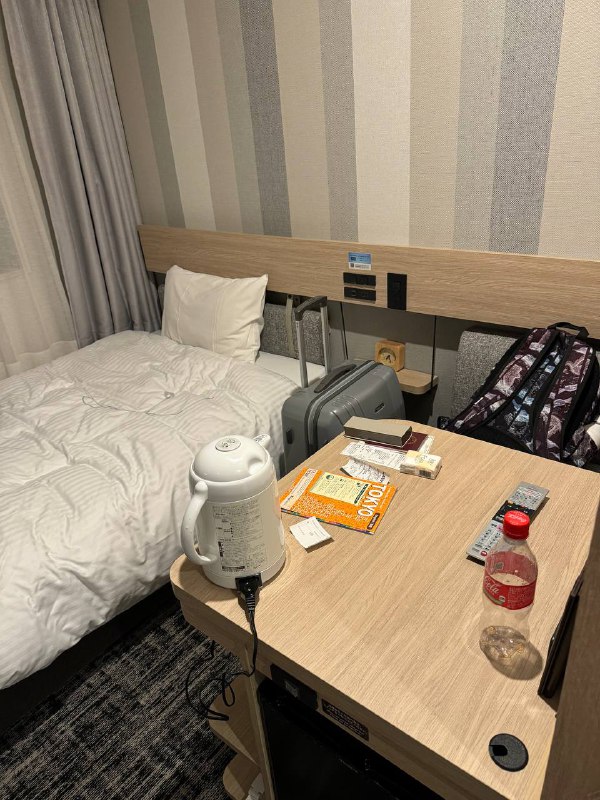 R&B上野広小路房间，床边是消防进入口R&B上野広小路房间，床边是消防进入口